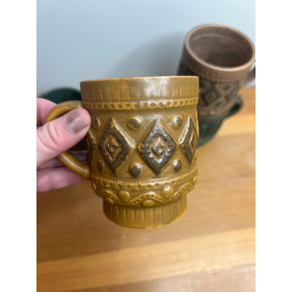 Vintage stoneware mugs cottagecore colourful set of 5 - small flea bites/ chips - Picture 3 of 10